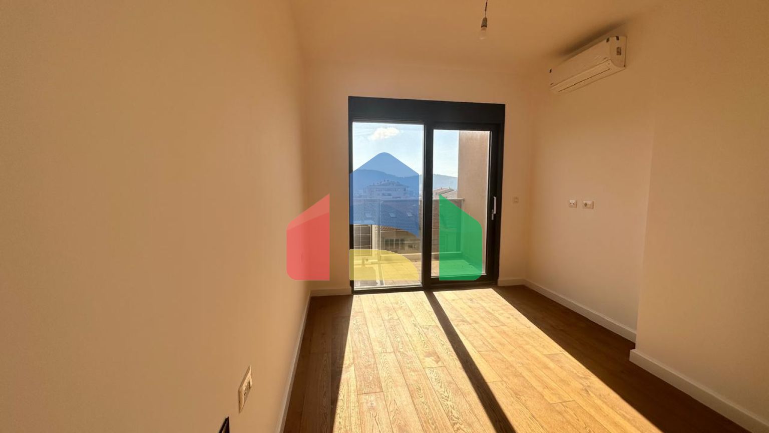 Просторная и солнечная квартира с 1 спальней с видом на море, в современном комплексе премиум класса в Баре.