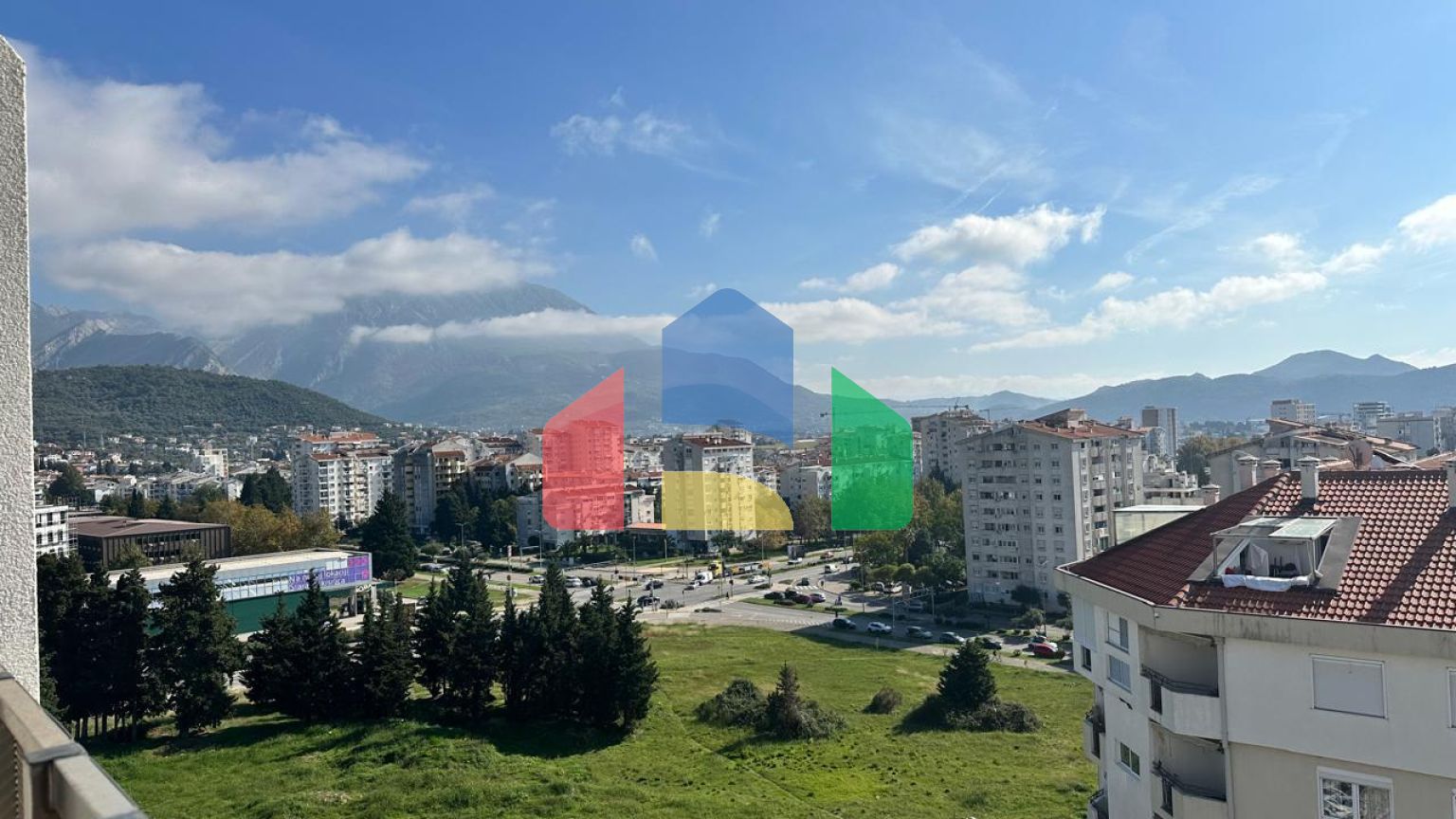 Просторная и солнечная квартира с 1 спальней с видом на море, в современном комплексе премиум класса в Баре.