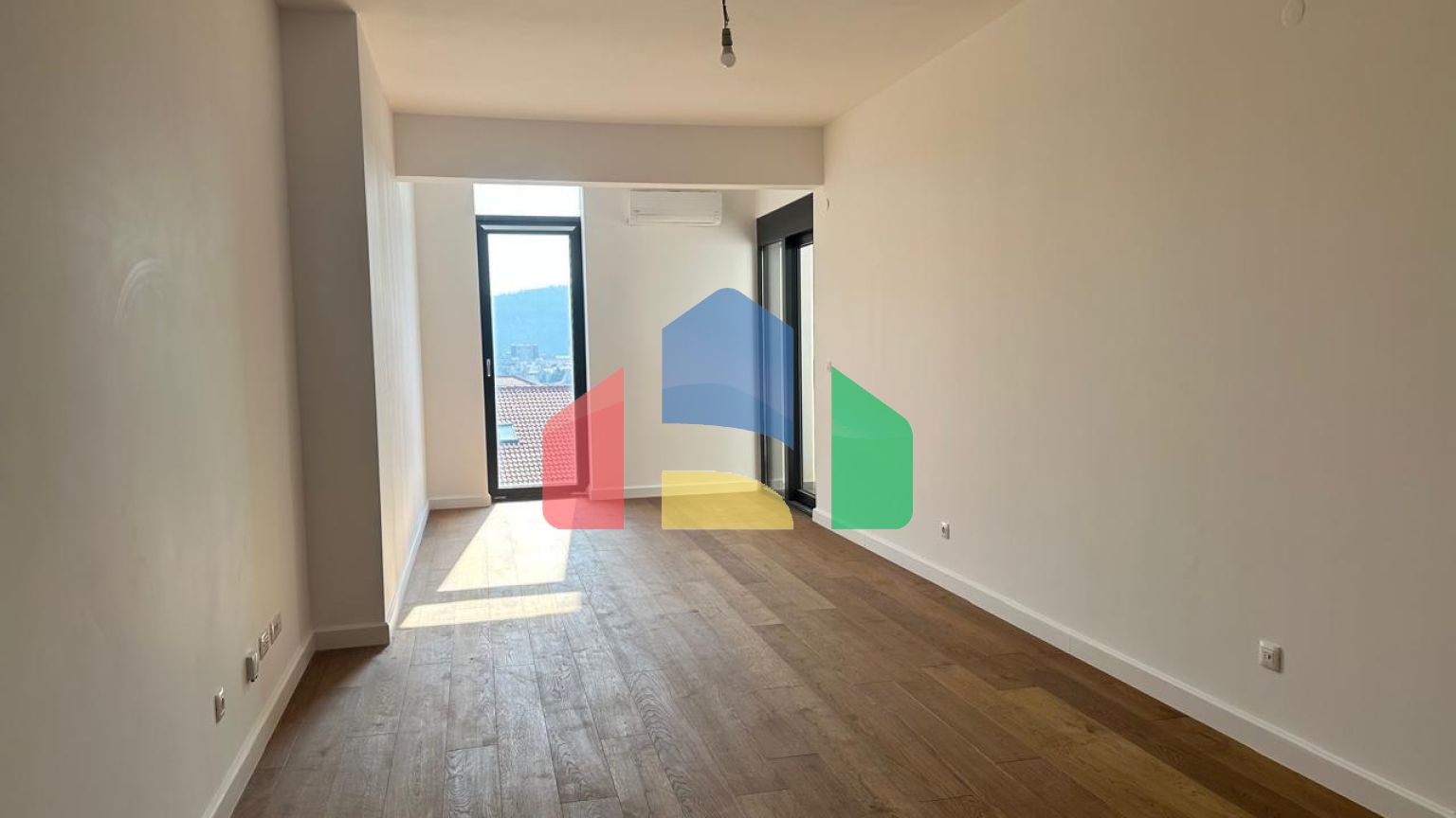 Просторная и солнечная квартира с 1 спальней с видом на море, в современном комплексе премиум класса в Баре.