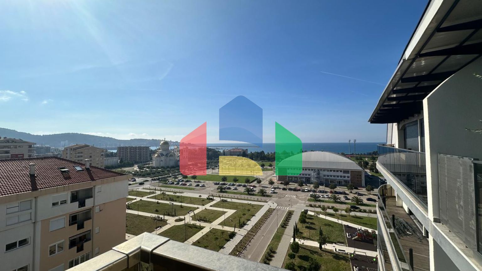 Просторная и солнечная квартира с 1 спальней с видом на море, в современном комплексе премиум класса в Баре.
