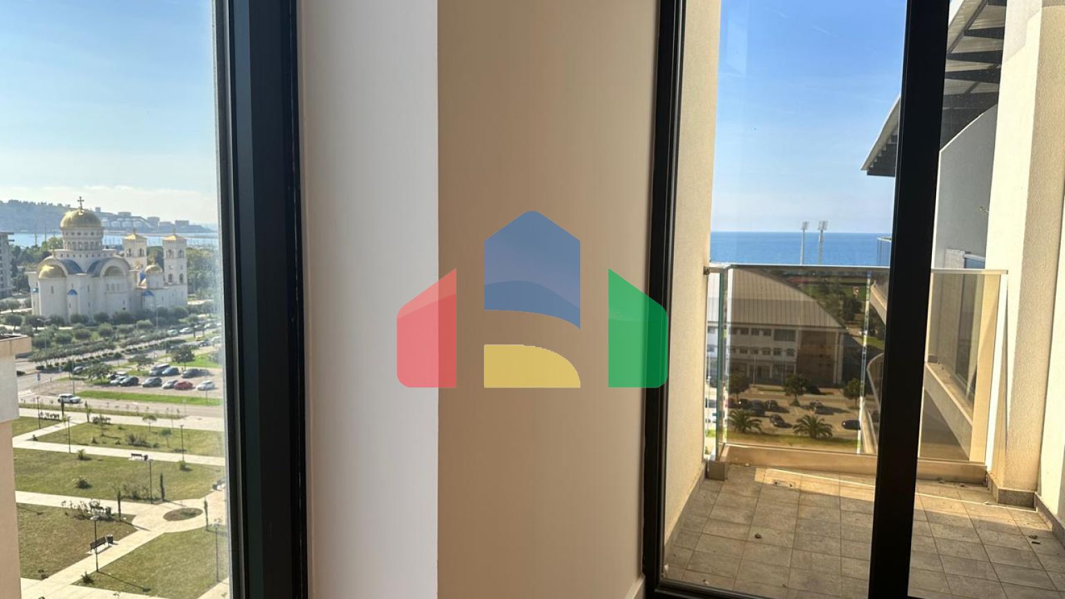 Просторная и солнечная квартира с 1 спальней с видом на море, в современном комплексе премиум класса в Баре.