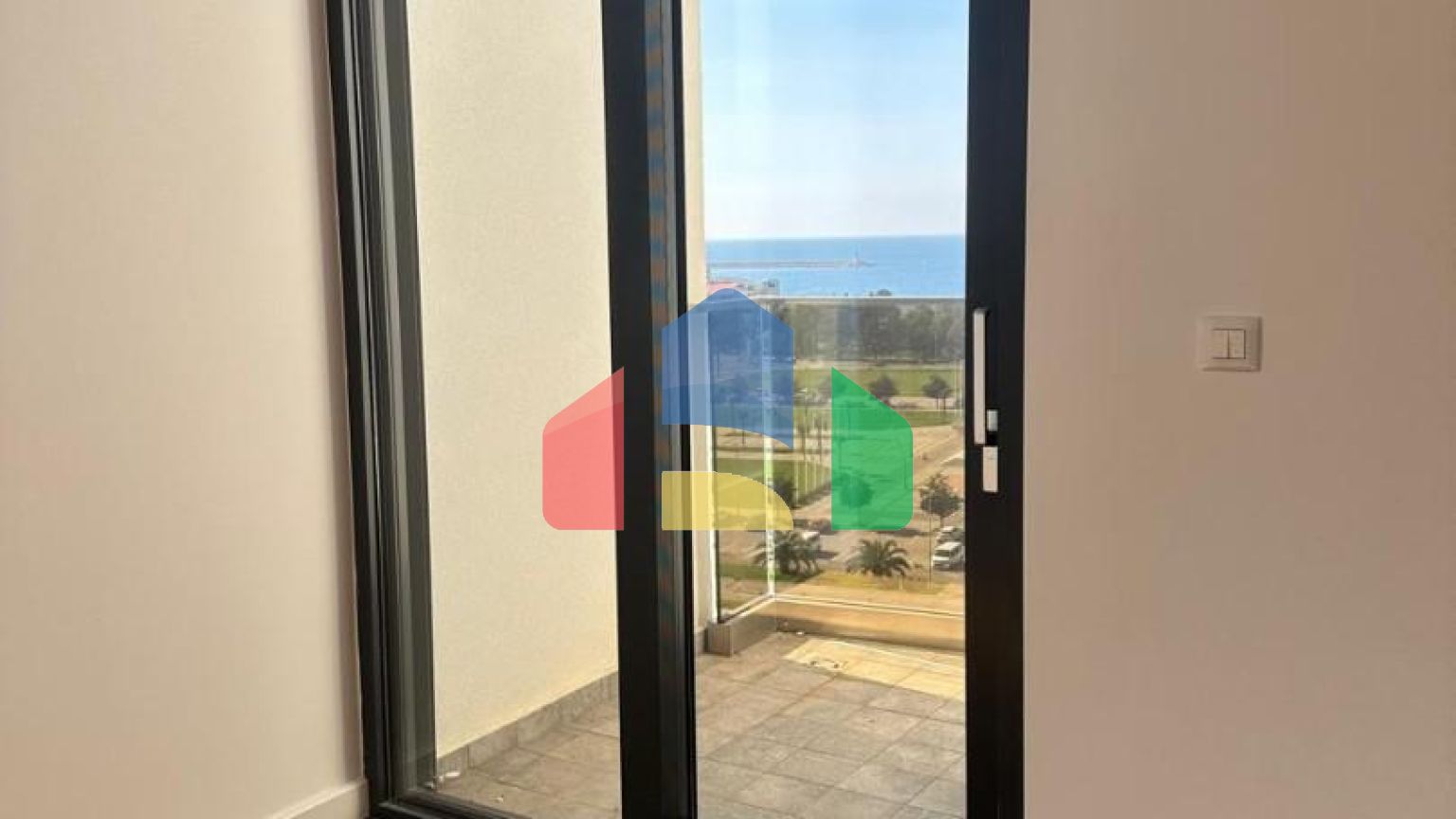 Просторная и солнечная квартира с 1 спальней с видом на море, в современном комплексе премиум класса в Баре.