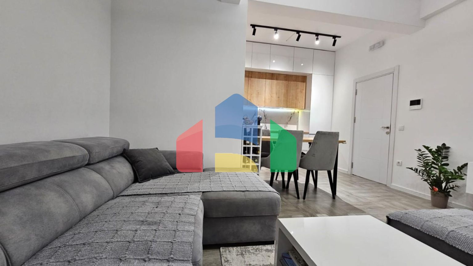 Однокомнатная квартира в Шушани с гаражным местом