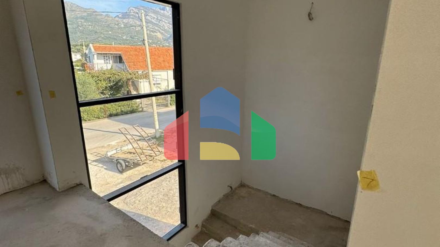 Предлагается к продаже современна вилла на стадии завершения строительства в Баре, район Полье