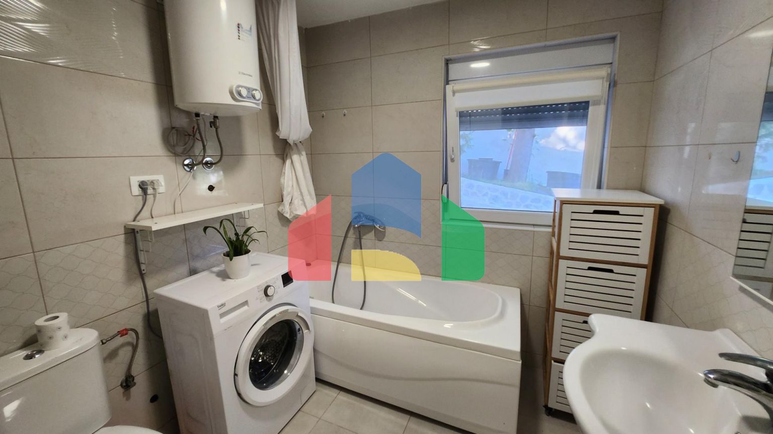 Предлагается к продаже дом в городе Бар, Черногория, район Зеленый пояс.