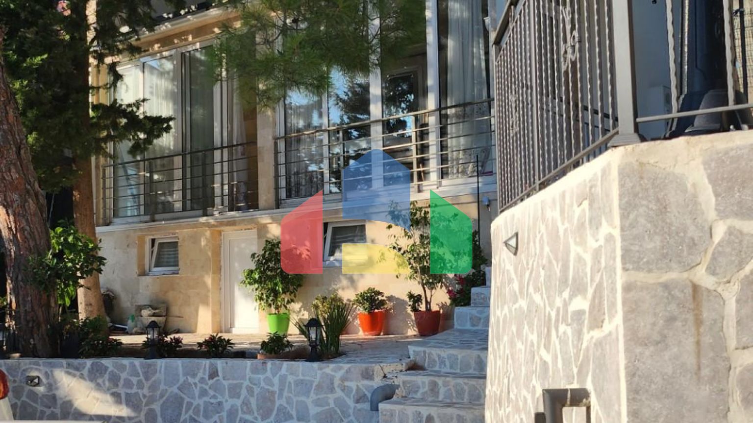 Предлагается к продаже дом в городе Бар, Черногория, район Зеленый пояс.