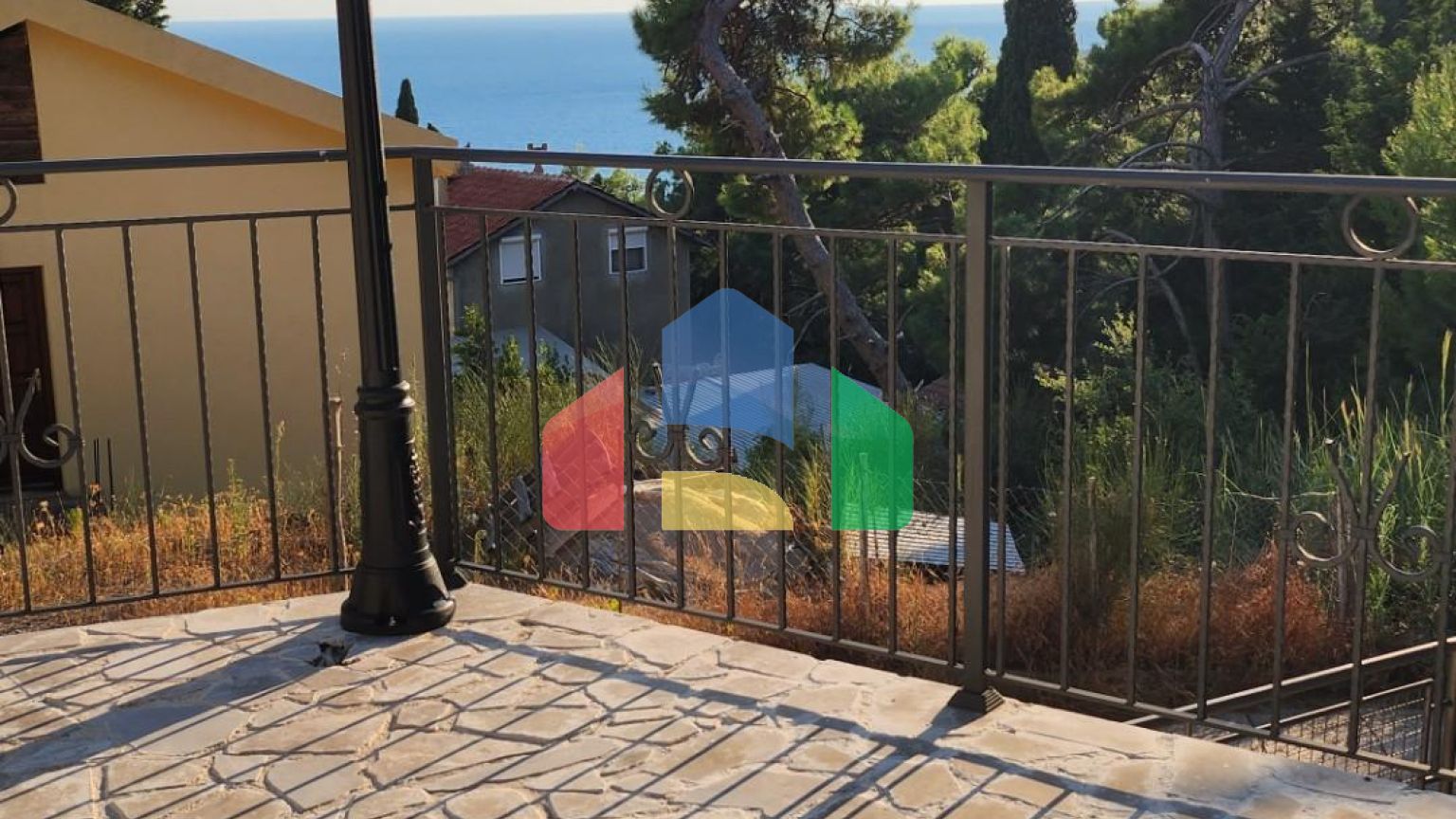 Предлагается к продаже дом в городе Бар, Черногория, район Зеленый пояс.