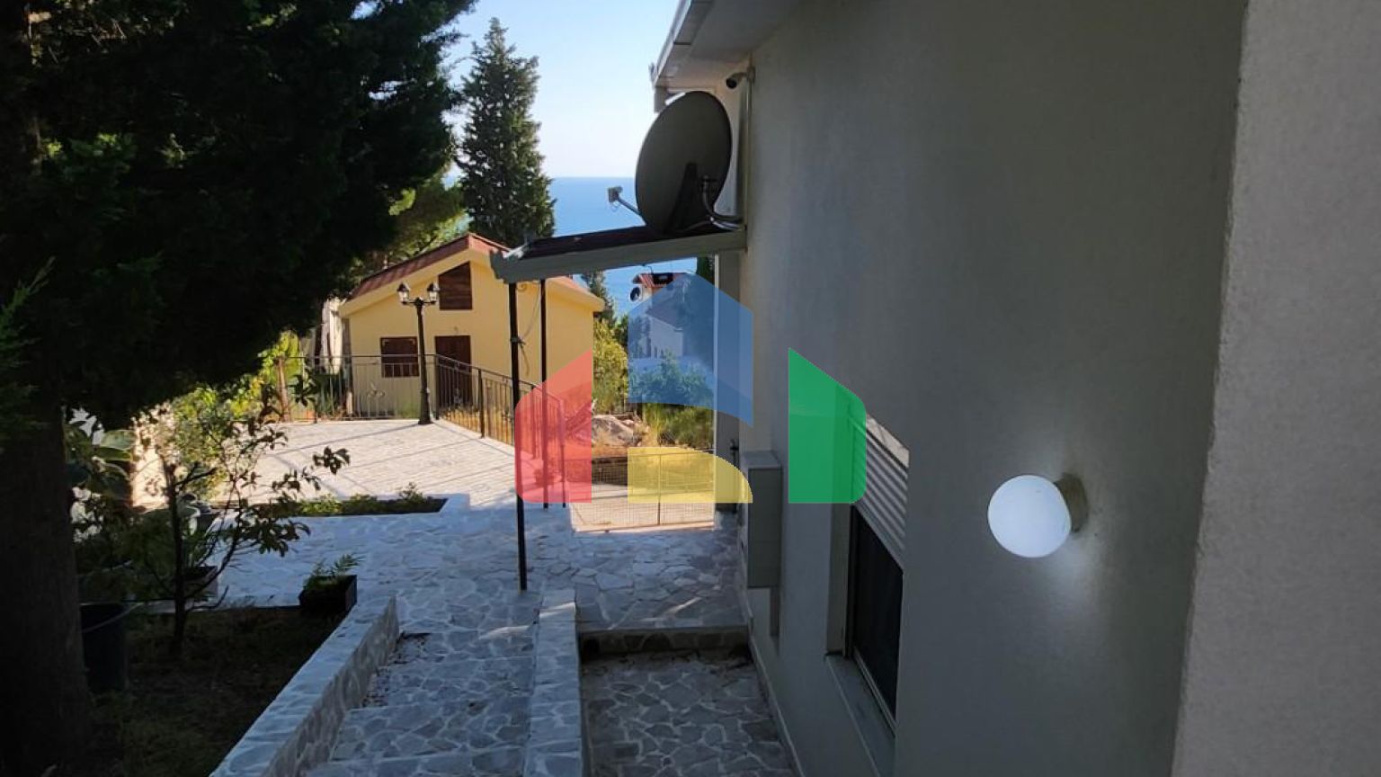 Предлагается к продаже дом в городе Бар, Черногория, район Зеленый пояс.