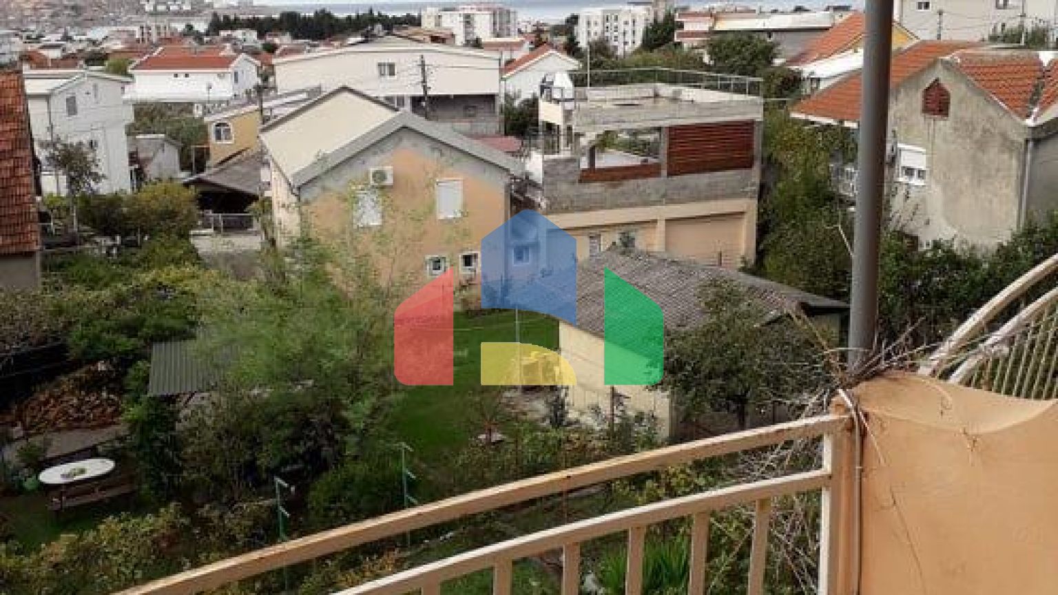 В городе Бар, в районе Шушань продается большой дом.