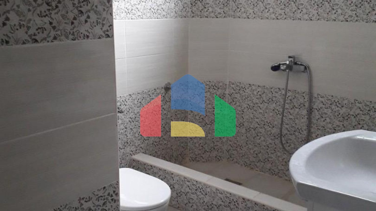 В городе Бар, в районе Шушань продается большой дом.