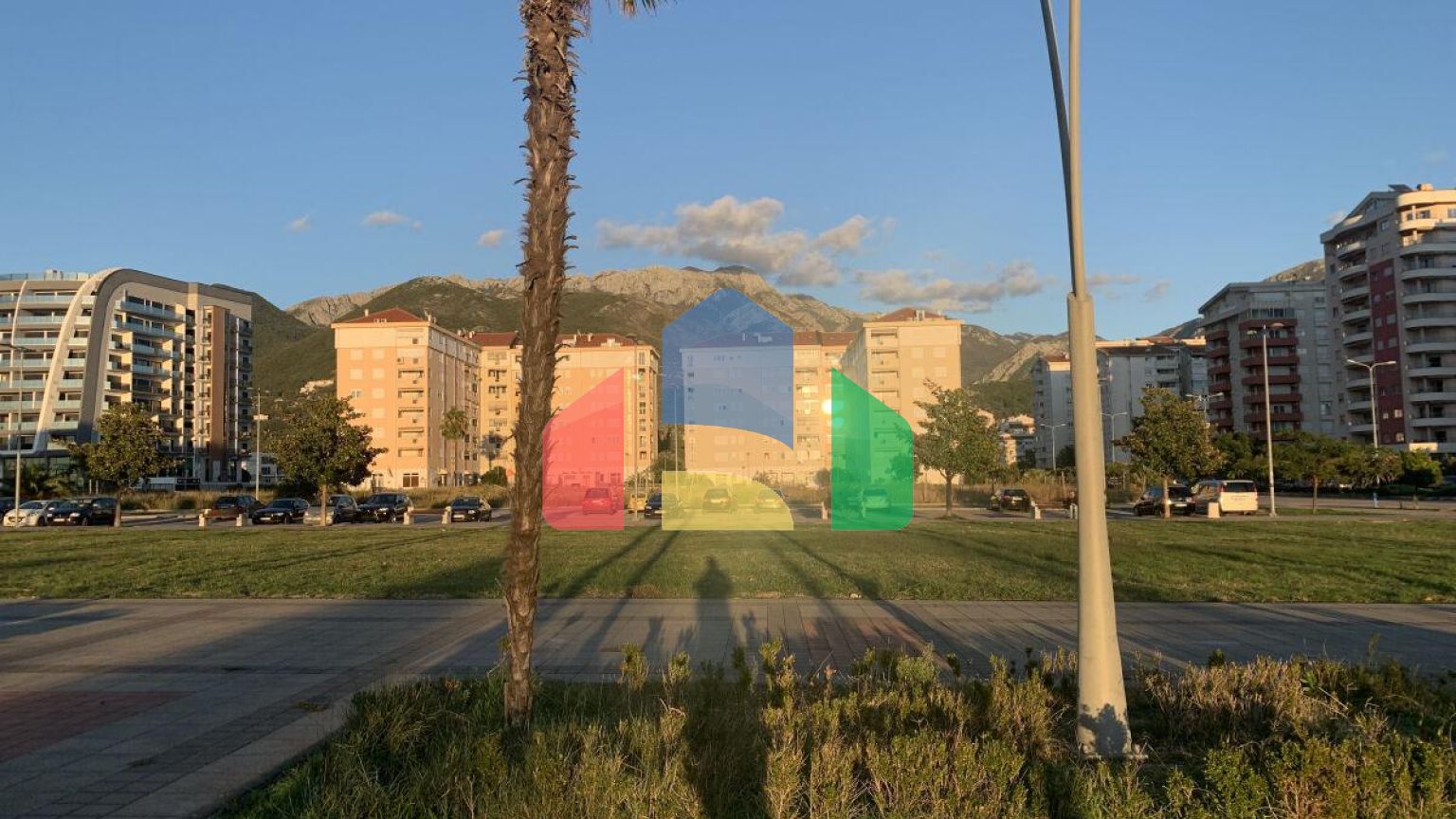 Просторная квартира 85 м² в центре города Бар с потрясающими видами на море и горы