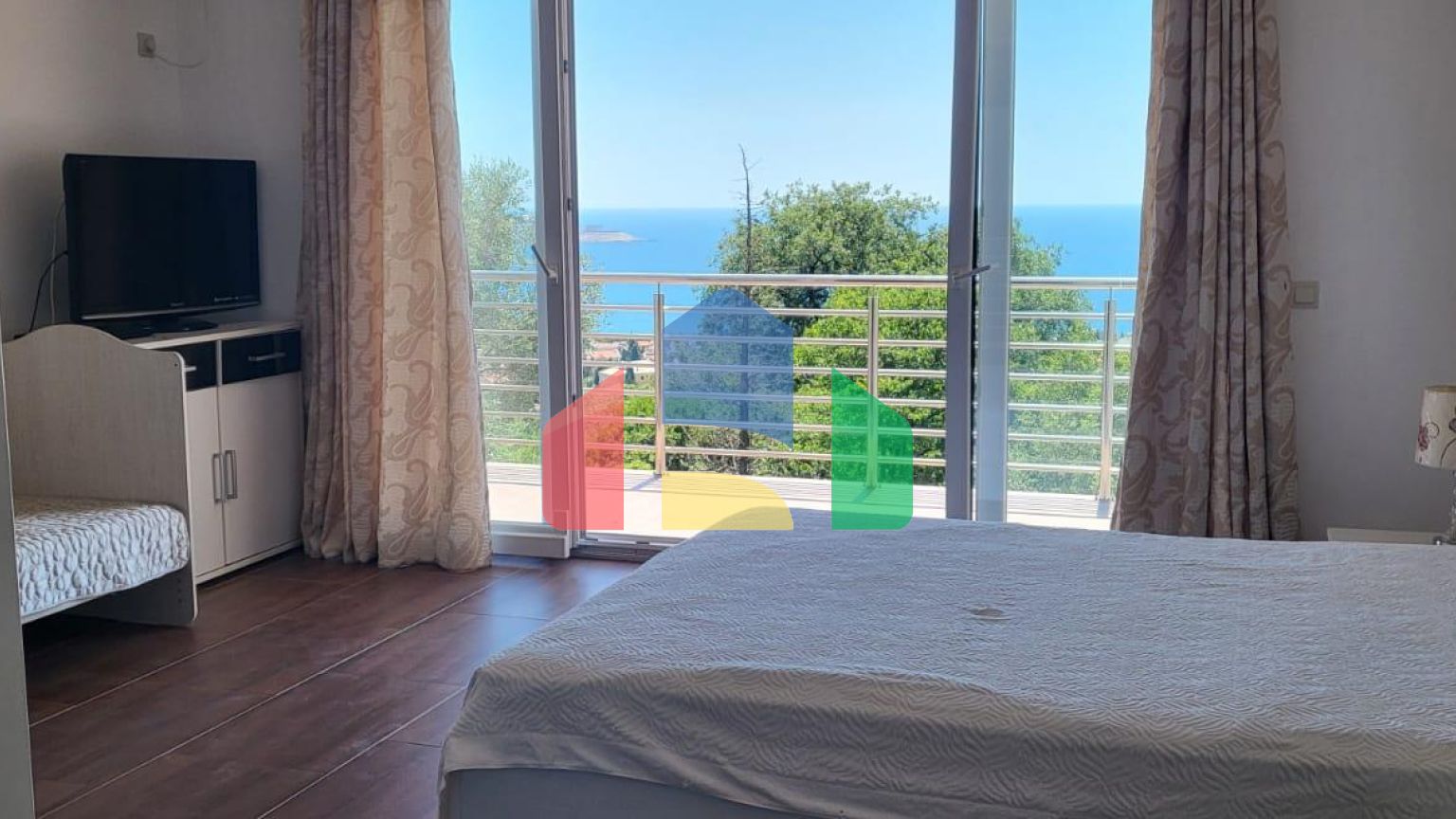 Продается просторный двухэтажный дом с бассейном в Баре, район Горний Шушань, идеальный для жизни или бизнеса