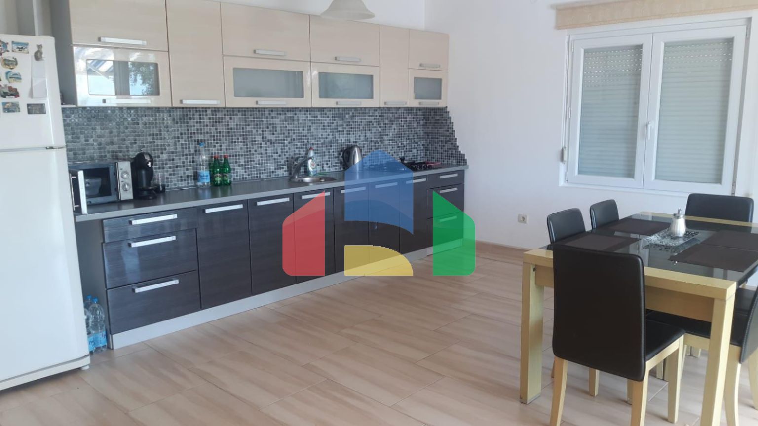 Продается просторный двухэтажный дом с бассейном в Баре, район Горний Шушань, идеальный для жизни или бизнеса