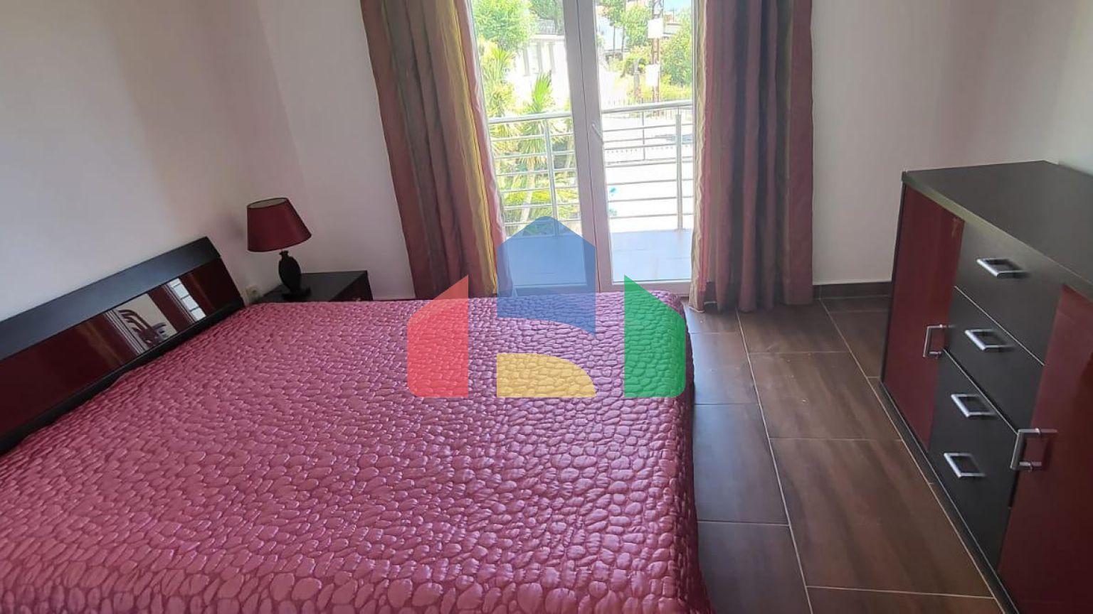 Продается просторный двухэтажный дом с бассейном в Баре, район Горний Шушань, идеальный для жизни или бизнеса