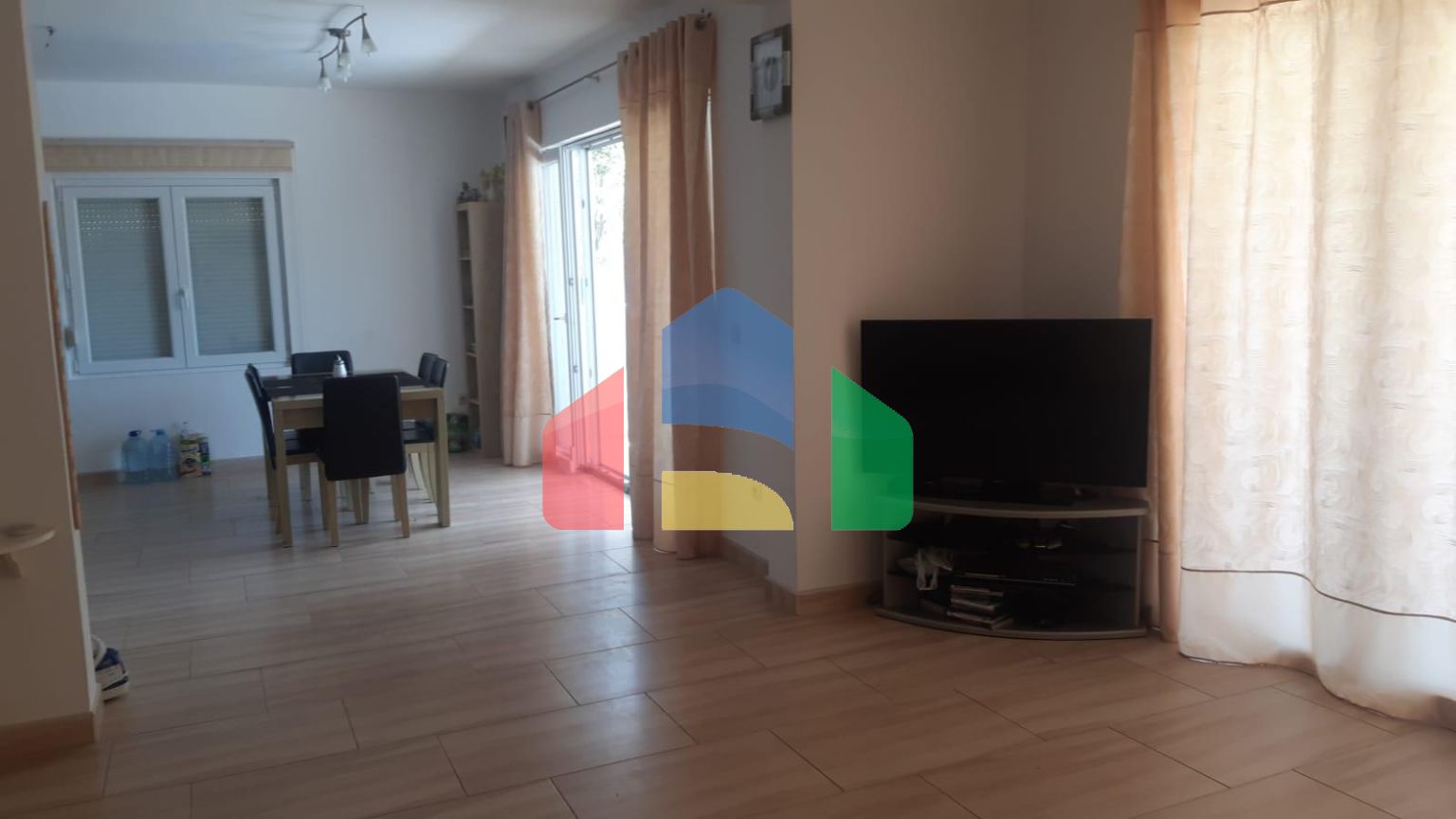 Продается просторный двухэтажный дом с бассейном в Баре, район Горний Шушань, идеальный для жизни или бизнеса