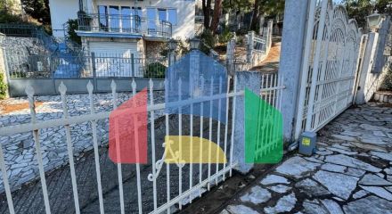 Продается трехэтажная вилла с бассейном и садом, 560 000 евро