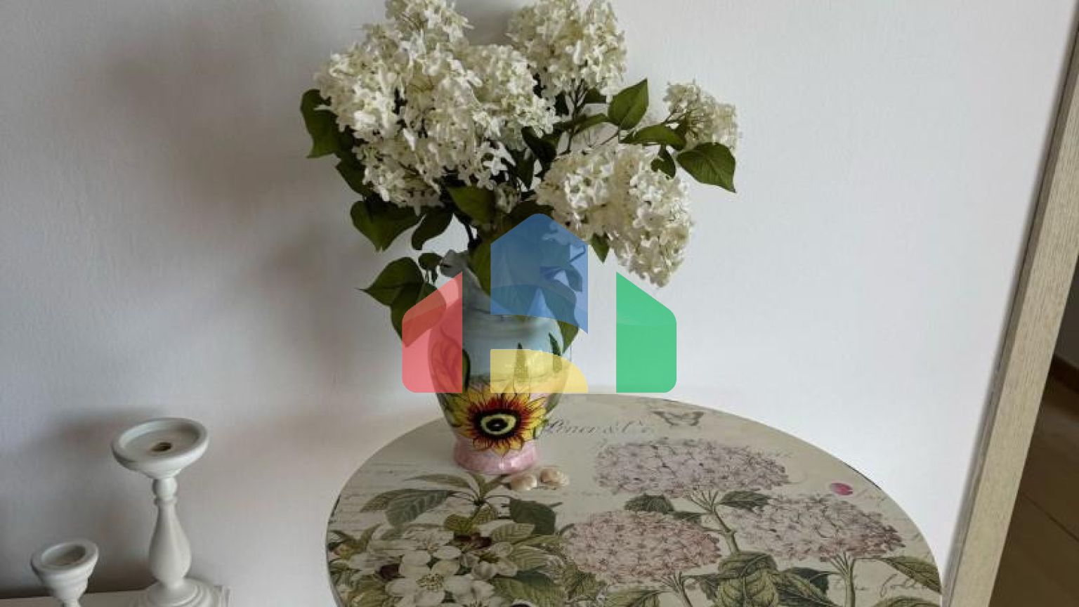 Продается трехэтажная вилла с бассейном и садом, 560 000 евро