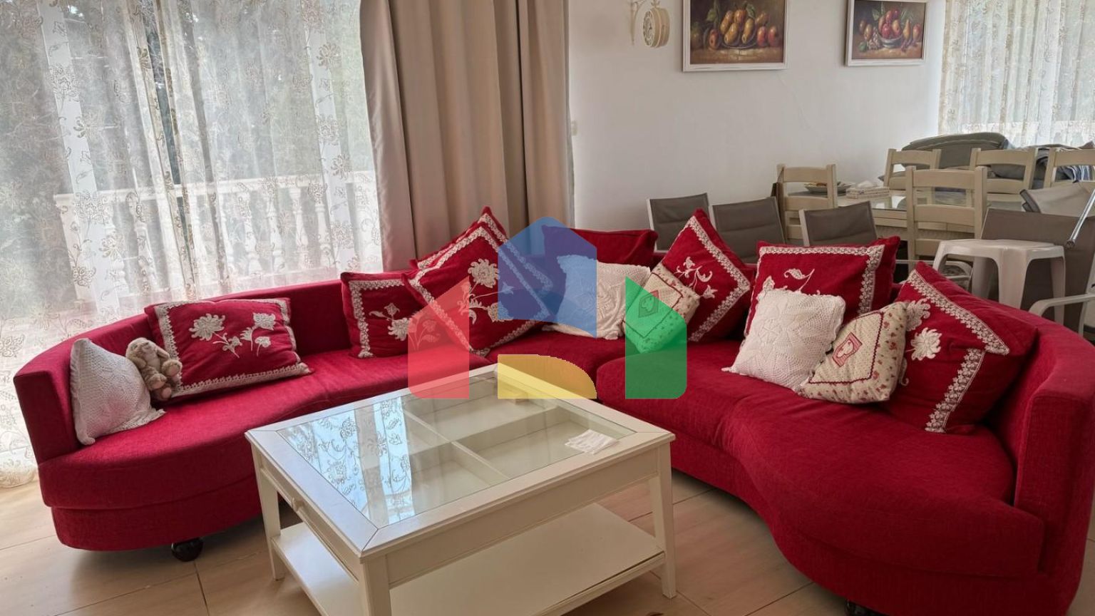 Продается трехэтажная вилла с бассейном и садом, 560 000 евро