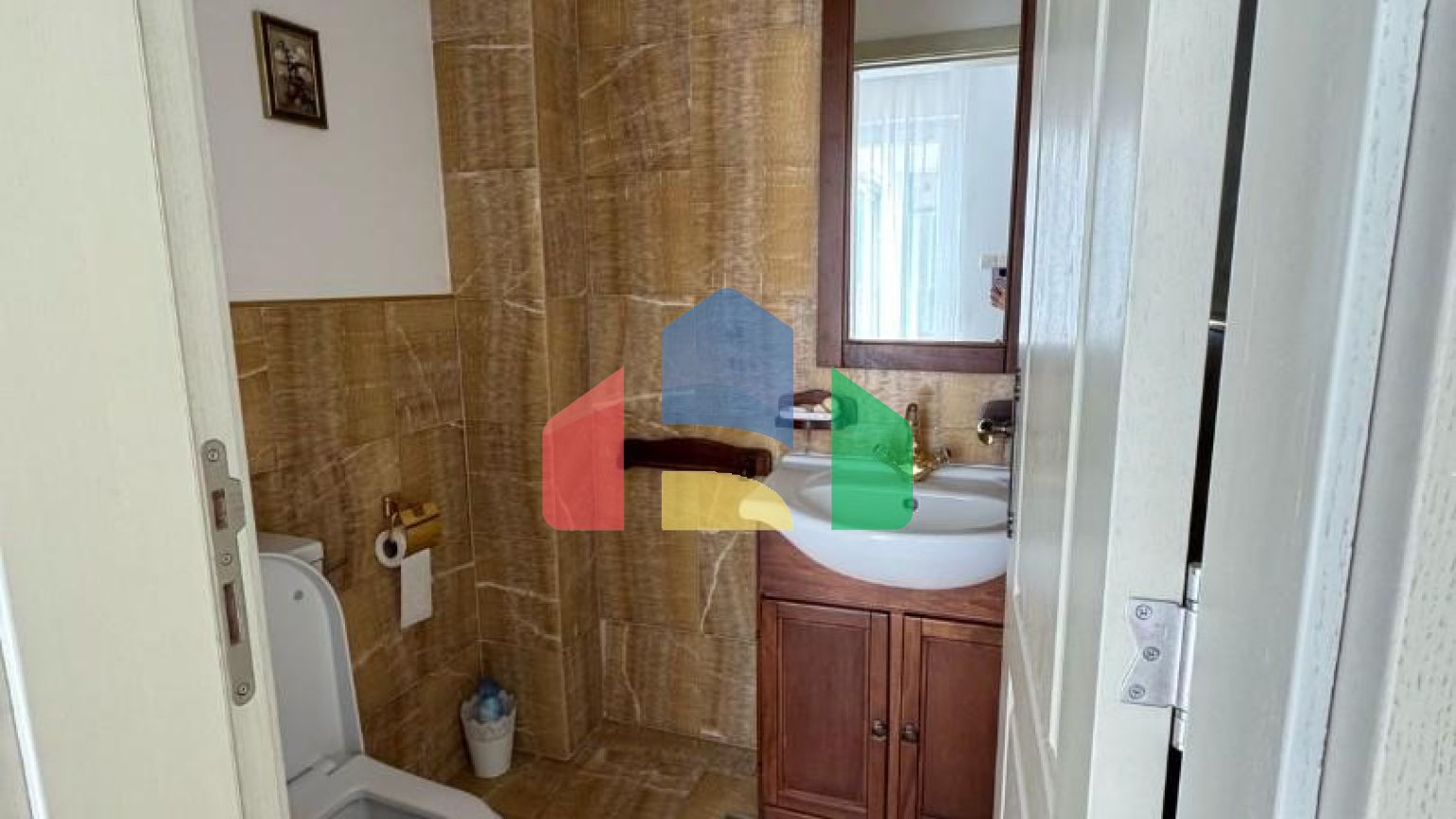 Продается трехэтажная вилла с бассейном и садом, 560 000 евро