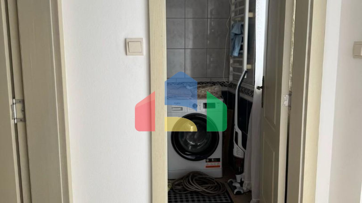 Продается трехэтажная вилла с бассейном и садом, 560 000 евро