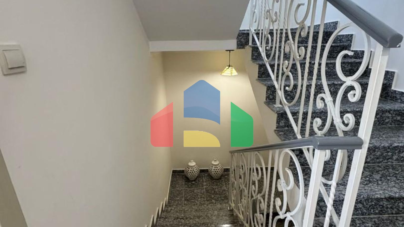 Продается трехэтажная вилла с бассейном и садом, 560 000 евро