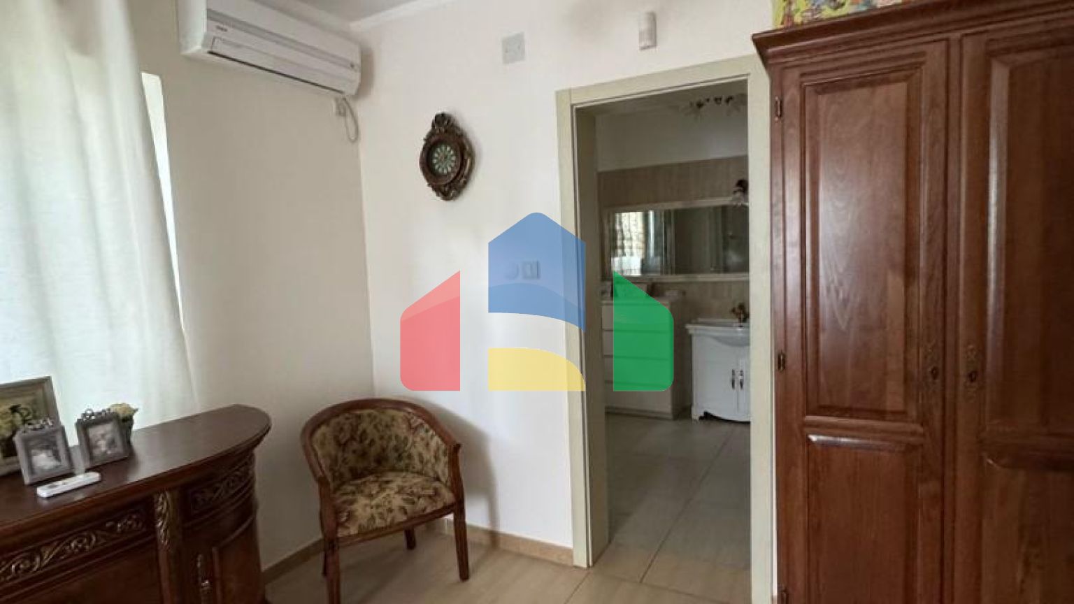 Продается трехэтажная вилла с бассейном и садом, 560 000 евро