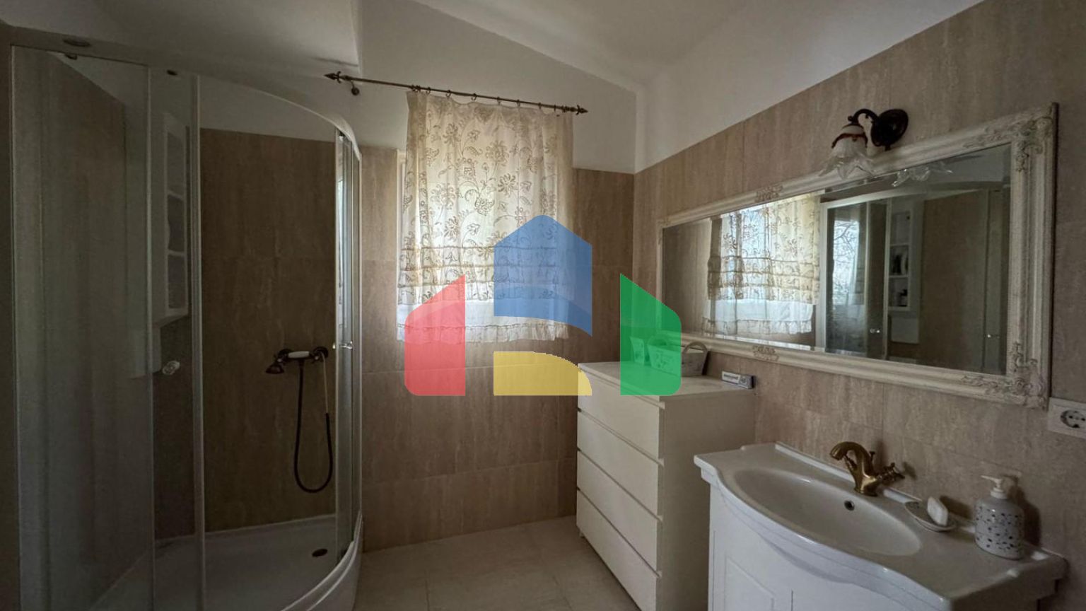 Продается трехэтажная вилла с бассейном и садом, 560 000 евро