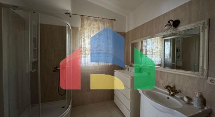 Продается трехэтажная вилла с бассейном и садом, 560 000 евро