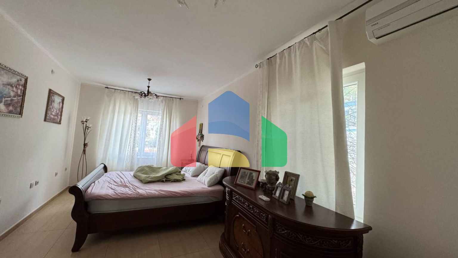 Продается трехэтажная вилла с бассейном и садом, 560 000 евро