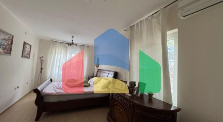 Продается трехэтажная вилла с бассейном и садом, 560 000 евро