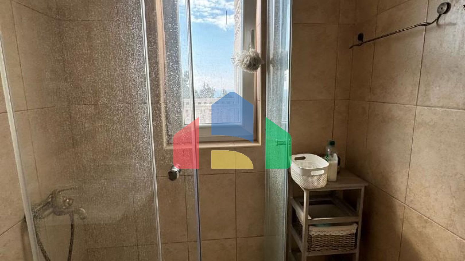 Продается трехэтажная вилла с бассейном и садом, 560 000 евро