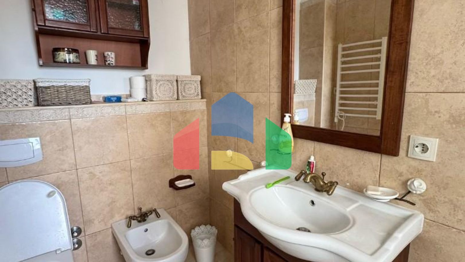 Продается трехэтажная вилла с бассейном и садом, 560 000 евро