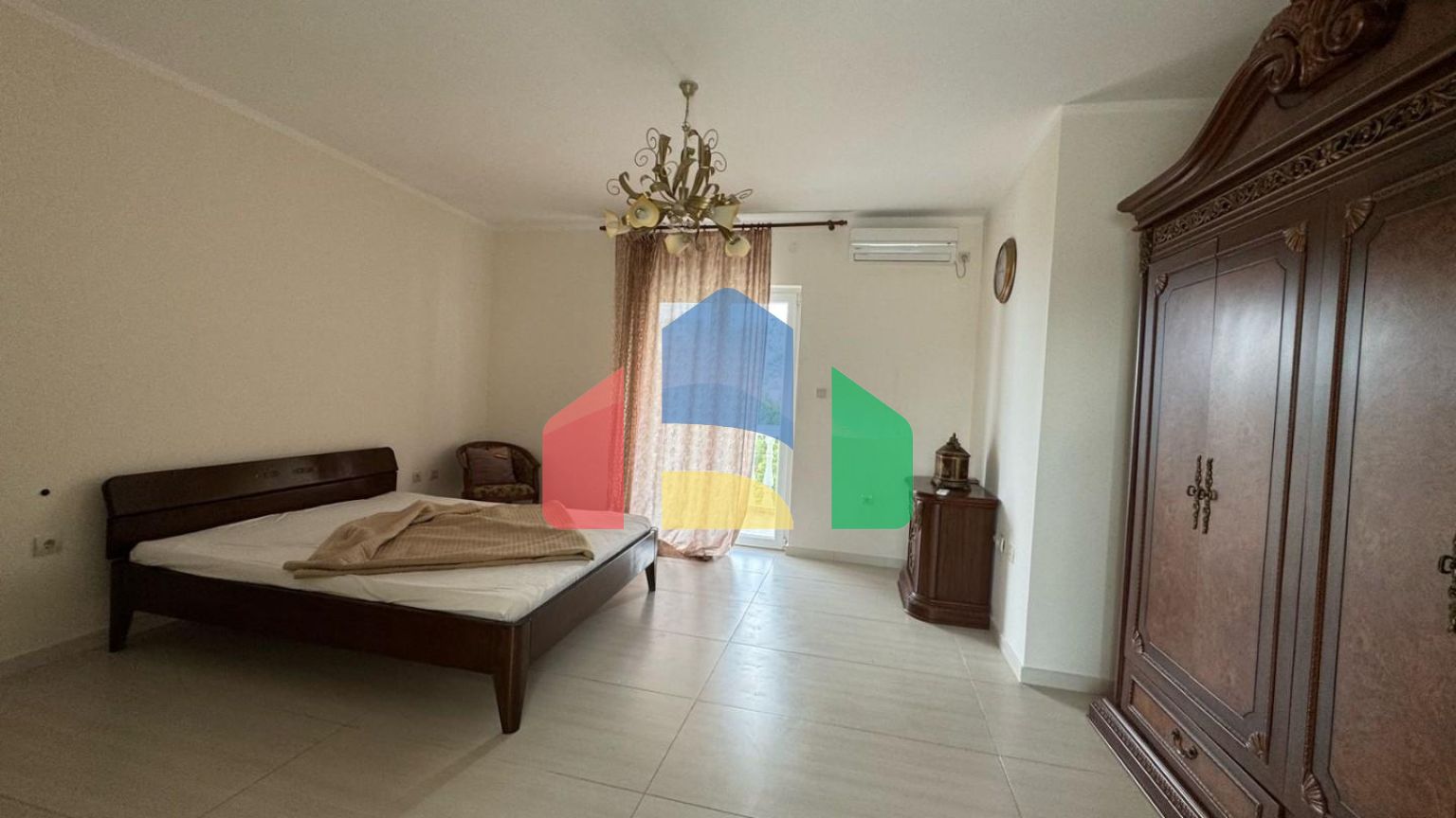 Продается трехэтажная вилла с бассейном и садом, 560 000 евро