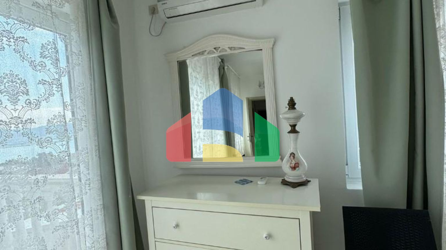 Продается трехэтажная вилла с бассейном и садом, 560 000 евро