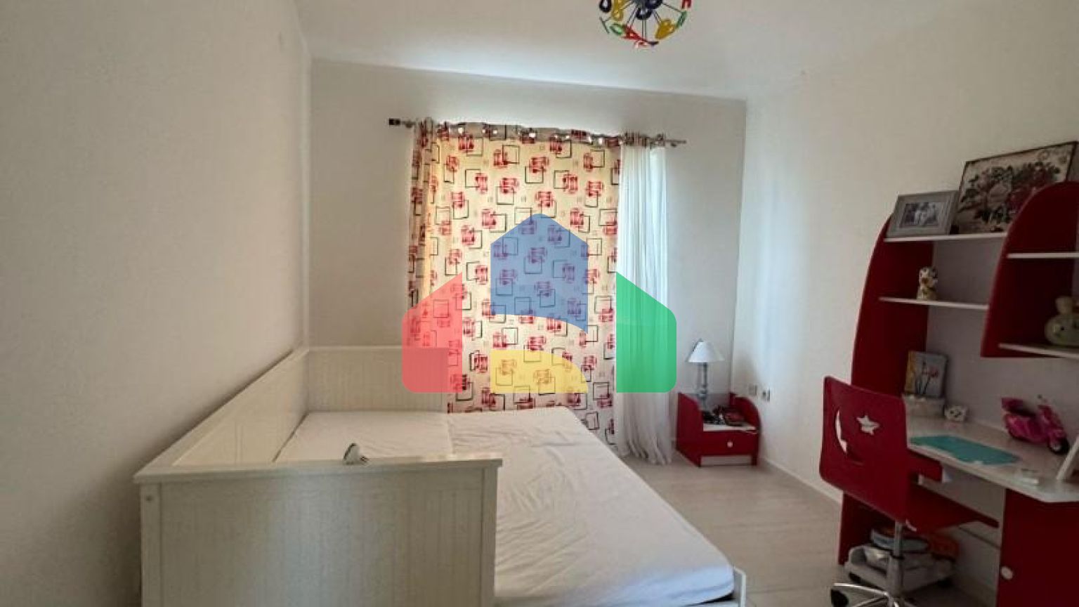 Продается трехэтажная вилла с бассейном и садом, 560 000 евро