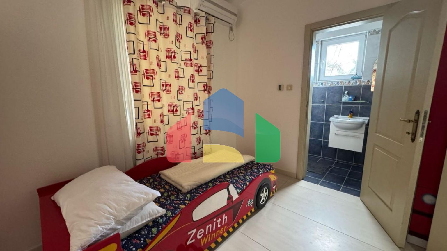 Продается трехэтажная вилла с бассейном и садом, 560 000 евро