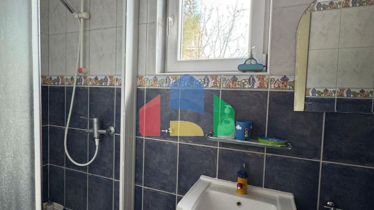 Продается трехэтажная вилла с бассейном и садом, 560 000 евро