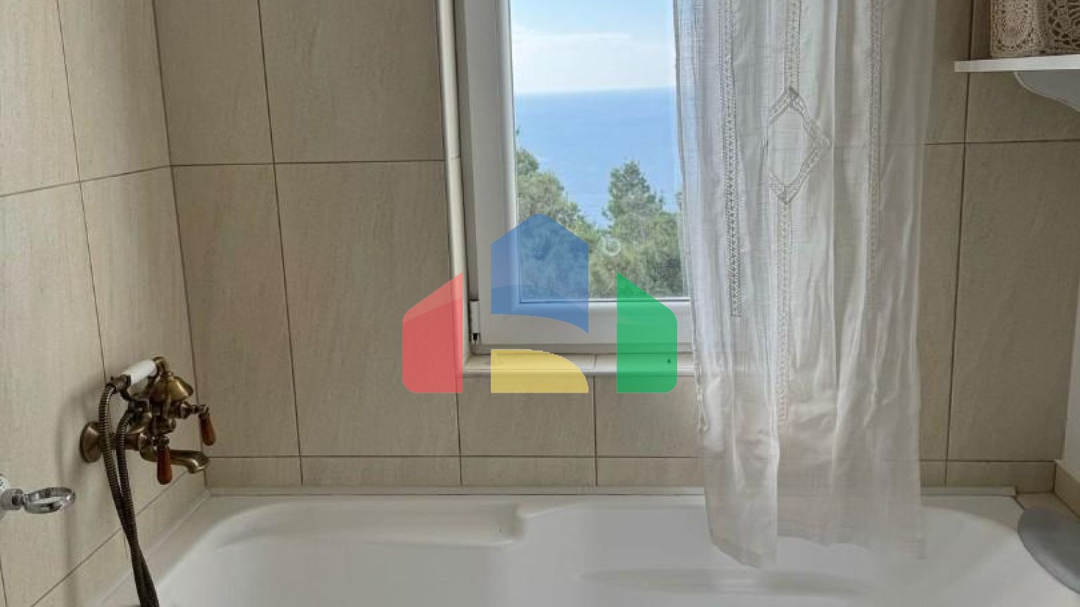 Продается трехэтажная вилла с бассейном и садом, 560 000 евро