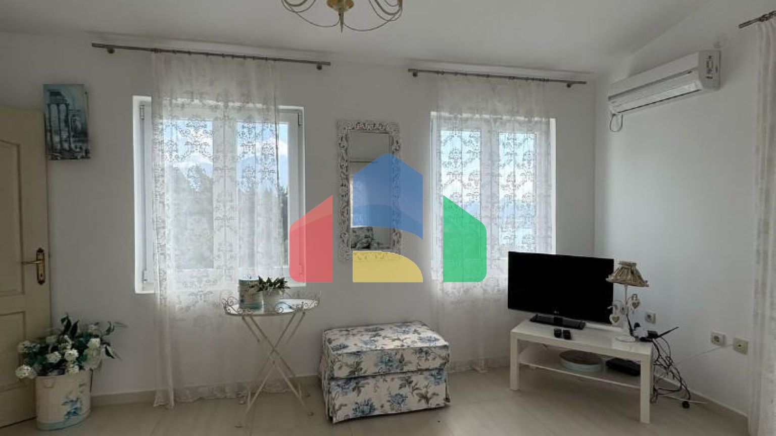 Продается трехэтажная вилла с бассейном и садом, 560 000 евро