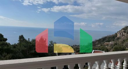 Продается трехэтажная вилла с бассейном и садом, 560 000 евро