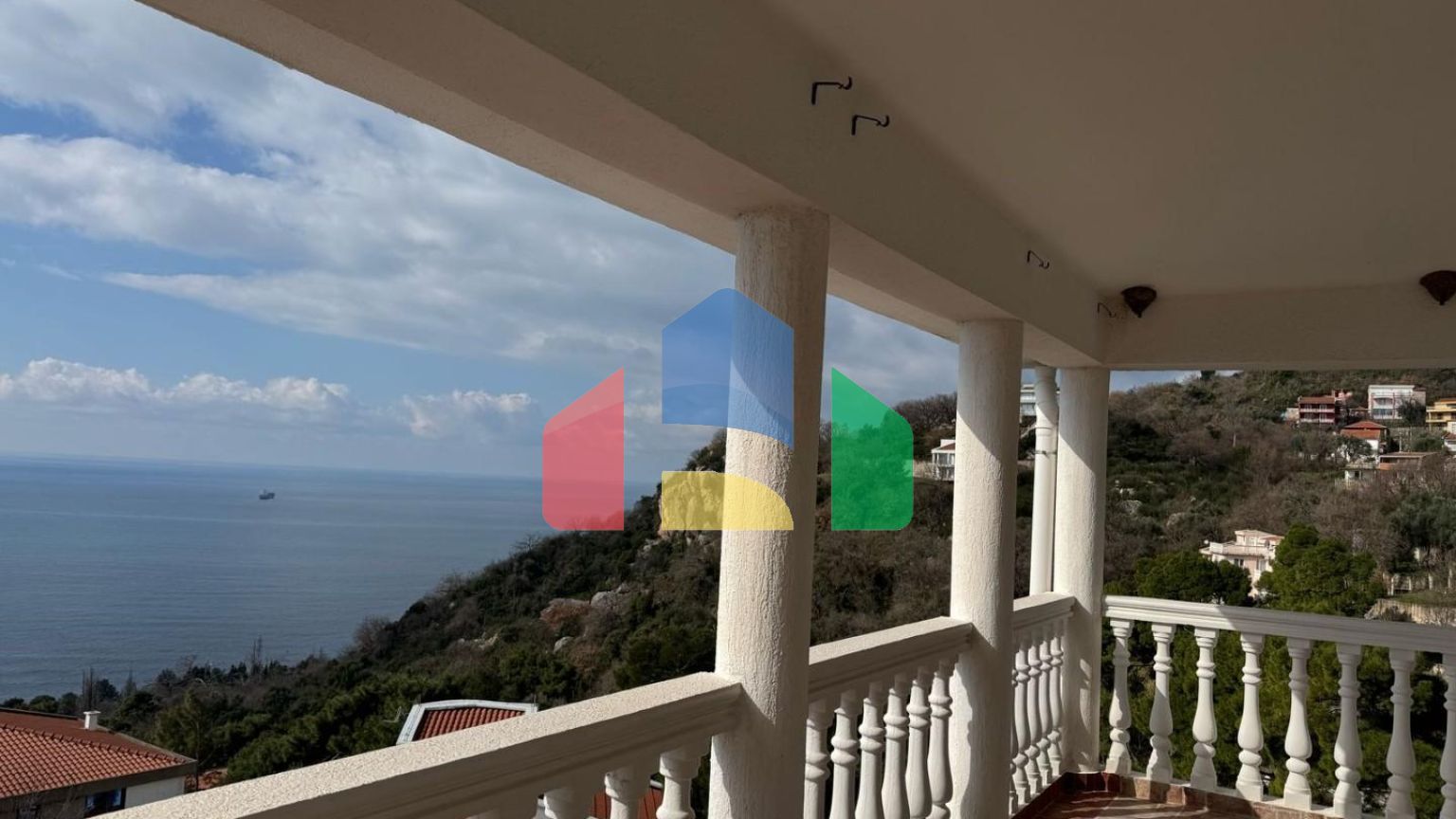 Продается трехэтажная вилла с бассейном и садом, 560 000 евро