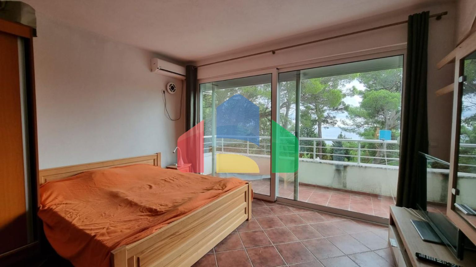 Продается дом с бассейном в городе Бар, Черногория (Зелёный пояс)