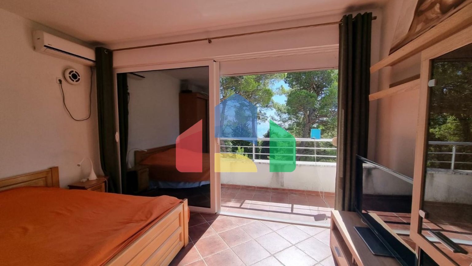 Продается дом с бассейном в городе Бар, Черногория (Зелёный пояс)