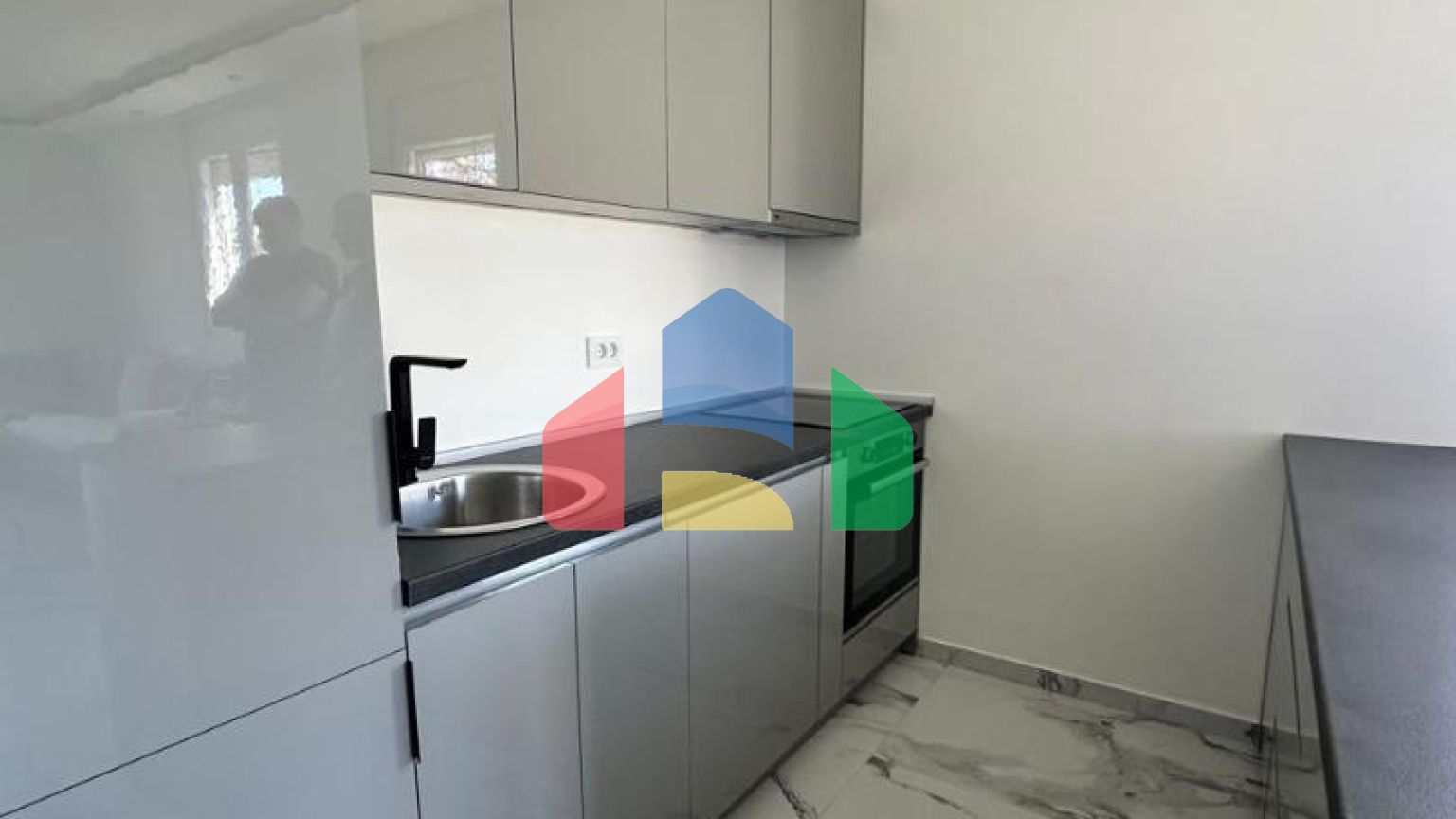 Новая просторная  квартира в районе Томба, Бар с 1 спальней, гаражом и небольшим участком.