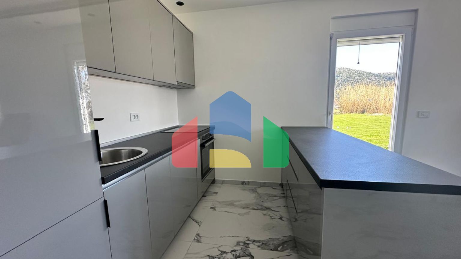 Новая просторная  квартира в районе Томба, Бар с 1 спальней, гаражом и небольшим участком.