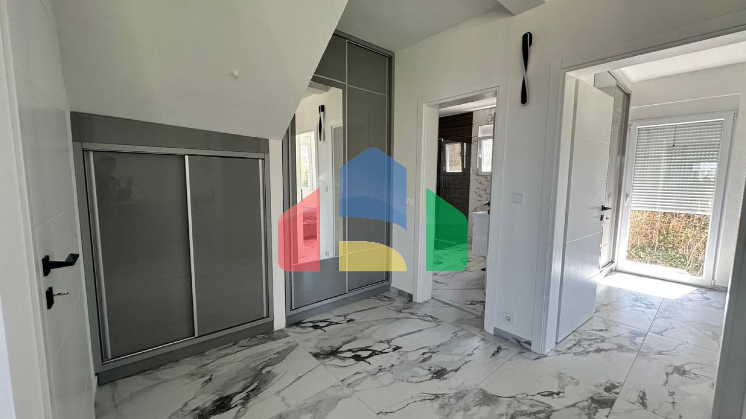 Новая просторная  квартира в районе Томба, Бар с 1 спальней, гаражом и небольшим участком.