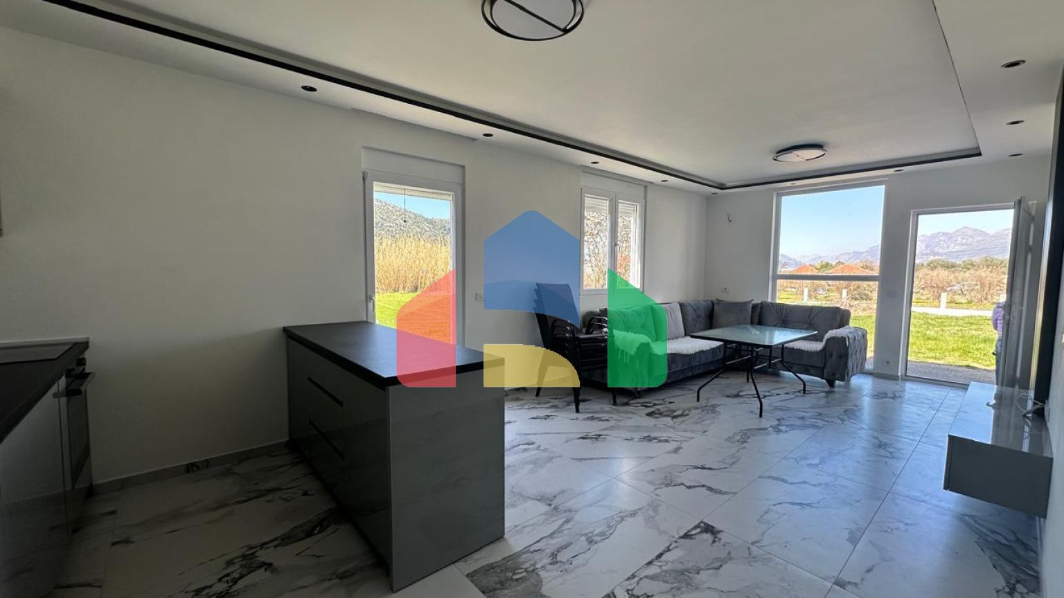 Новая просторная  квартира в районе Томба, Бар с 1 спальней, гаражом и небольшим участком.