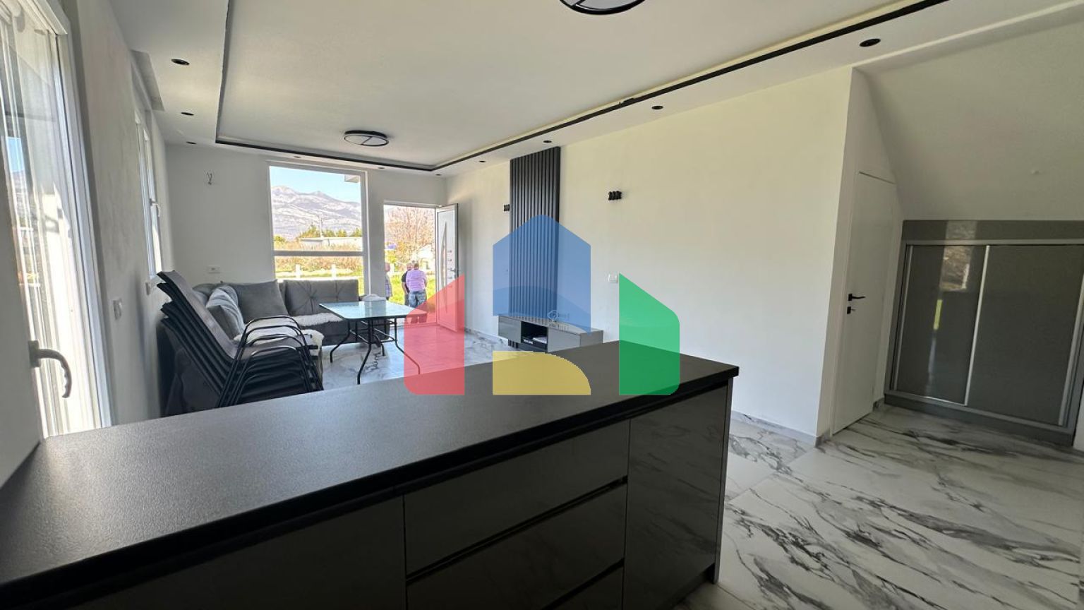 Новая просторная  квартира в районе Томба, Бар с 1 спальней, гаражом и небольшим участком.