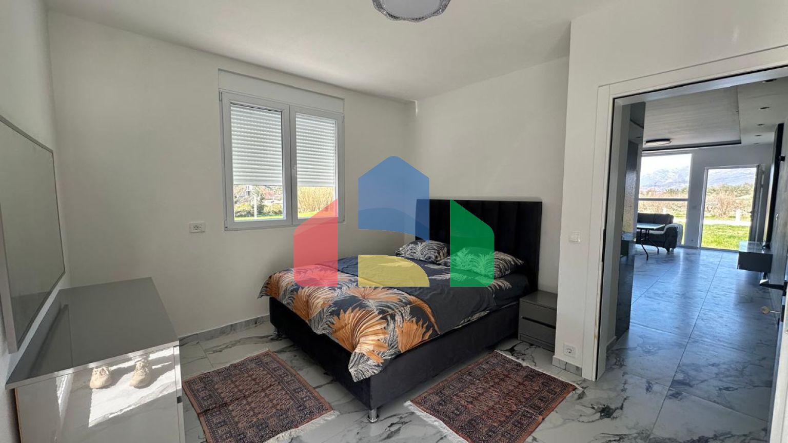 Новая просторная  квартира в районе Томба, Бар с 1 спальней, гаражом и небольшим участком.