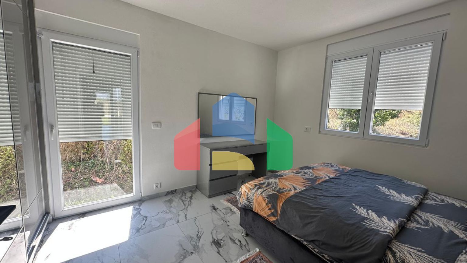 Новая просторная  квартира в районе Томба, Бар с 1 спальней, гаражом и небольшим участком.